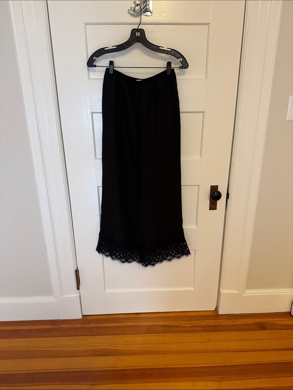 Black Sayin Lace-Hem Flowy pant